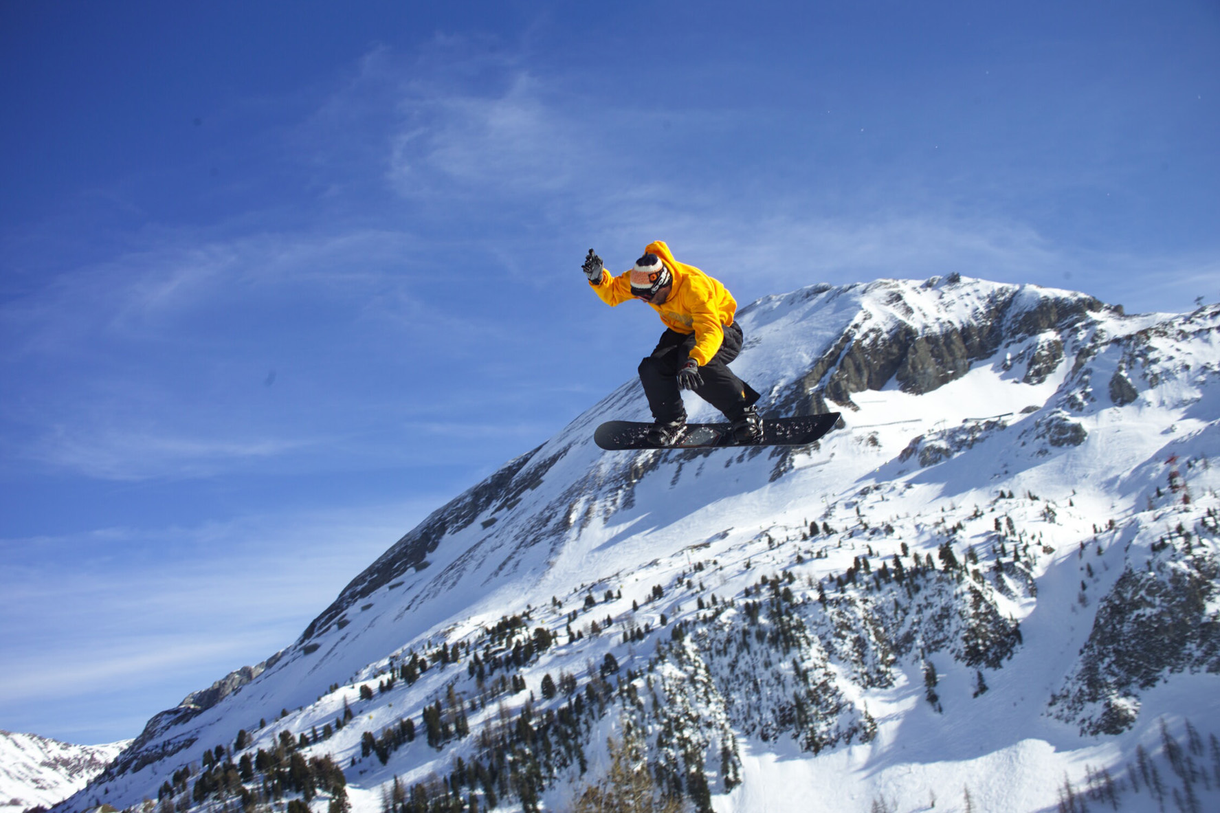 Winterzeit in Obertauern: „Jump around and get down,“ Snowboarden bleibt Trendsportart und erlebt mit neunen Shapes ein Revival der Neunziger.